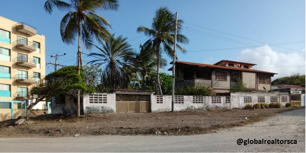 CASA CON LOCALES COMERCIALES PLAYA EL AGUA