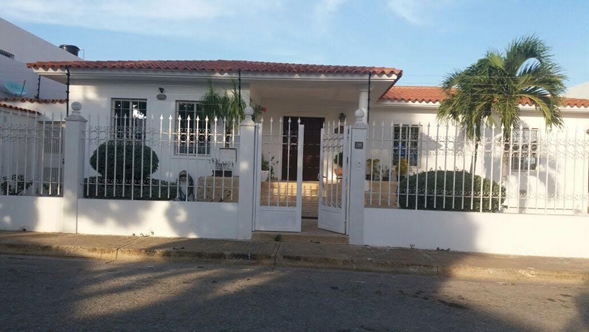 EXCELENTE CASA EN COSTA AZUL